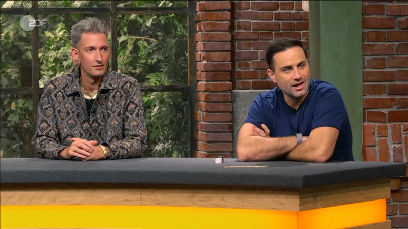 Der Verkäufer aus Frankreich hatte sich zum Ziel gemacht, seinen Besuch bei Horst Lichter in der Montagsausgabe der ZDF-Trödelshow "Bares für Rares" erinnerungswürdig zu gestalten. Dafür hatte er sich eine Art Show-Einlage im Vorfeld überlegt, die den ganzen Händlerraum zum Staunen brachte: Er zerriss das Geld nach dem Verkauf. 
