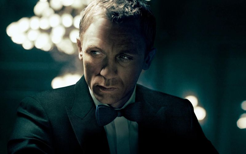 Gerade erst hat er den Doppel-Null-Status erhalten und somit die Lizenz zum Töten: James Bond (Daniel Craig) weiß dieses Privileg frühzeitig zu nutzen. 