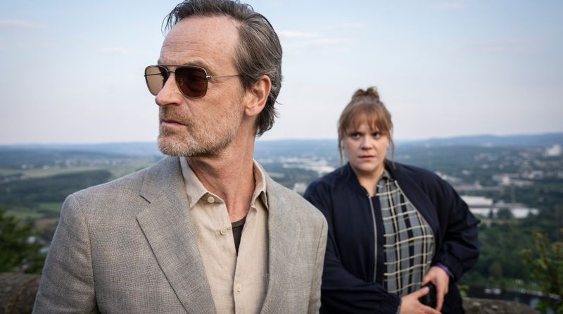 Ja, er ist es wirklich: Kommissar Peter Faber (Jörg Hartmann) muss sich aus Gründen, die nicht verraten werden dürfen, im "Tatort: Abstellgleis" einem Umstyling unterziehen. Auch Kollegin Rosa Herzog (Stefanie Reinsperger) staunt ein bisschen.