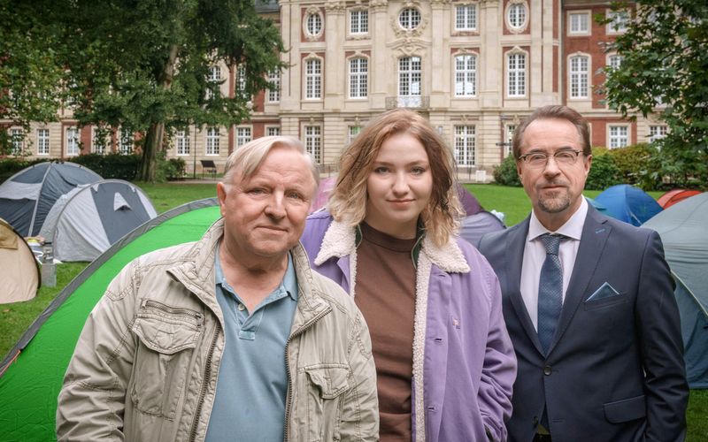 Nach dem Tod eines Studenten ermittelten Kommissar Thiel (Axel Prahl, links) und Professor Boerne (Jan Josef Liefers) im "Tatort: Fiderallala" an der Uni Münster.