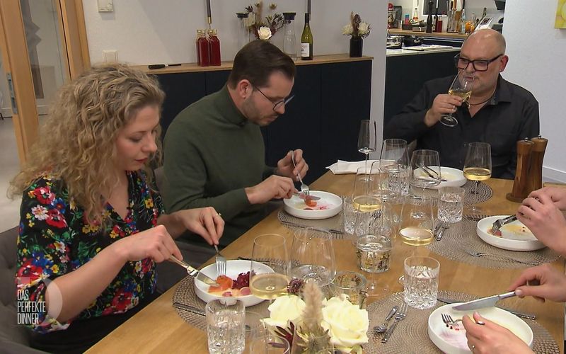 "Sehr professionell": Annika und Andreas (Mitte) würdigen Stefans Vorspeise.