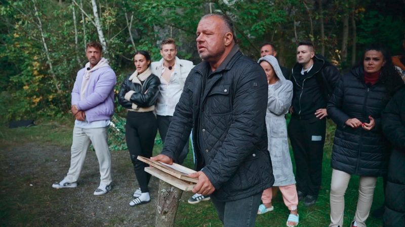 Entsetzt muss Stefan (vorn) mit angucken, wie sich seine Liebste Iris verletzt.