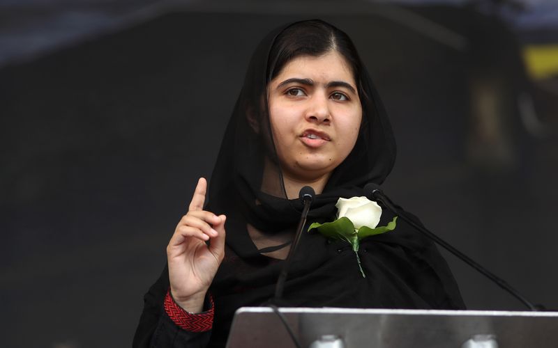 Bereits im Alter von elf Jahren engagierte sich Malala Yousafzai für das Recht von Mädchen auf Bildung und gegen den Extremismus der Taliban in Pakistan. Dafür versuchte die Taliban, sie 2012 umzubringen. Yousafzai überlebte den Anschlag, zwei Jahre später erhielt sie den Friedensnobelpreis. Anlässlich des Weltfrauentags am 8. März zeigt die Galerie Pionierinnen, die Geschichte schrieben.