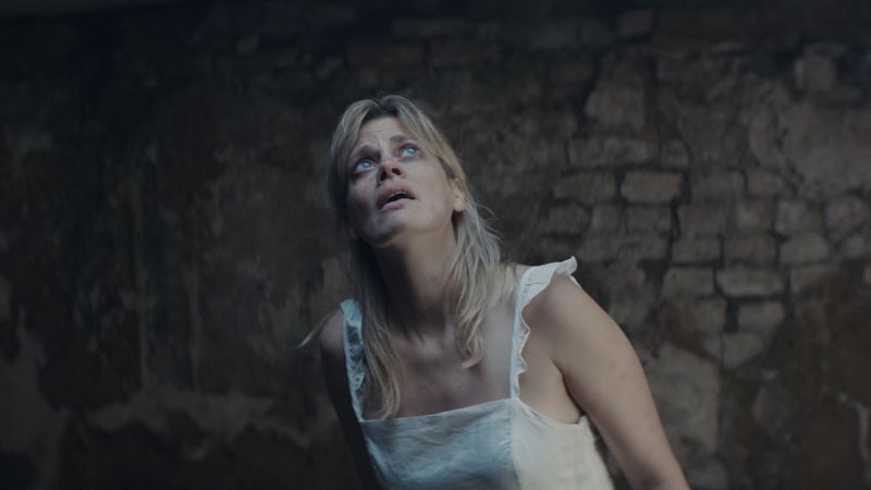 Auch Imken Lohmeyer (Elzemarieke de Vos) wurde entführt und in einer Art Verlies eingesperrt. Wie die Polizei weiß auch sie nicht, warum sie von dem Täter ausgesucht wurde.