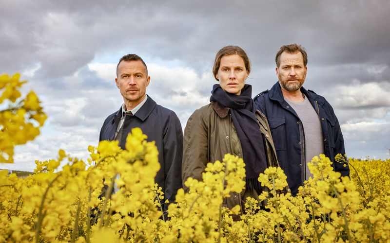 "Ostfriesenfluch" ist der letzte Film der Reihe, in dem Christian Erdmann (rechts) als Frank Weller an der Seite von Barnaby Metschurat als Rupert und Picco von Groote als Ann Kathrin Klaasen ermittelt. Ab dem nächsten Film übernimmt Tom Radisch seine Figur.