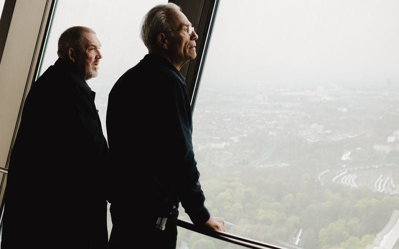 Max Ballauf (Klaus J. Behrendt, rechts) und Freddy Schenk (Dietmar Bär) schauen sich ihr Köln von oben an. 