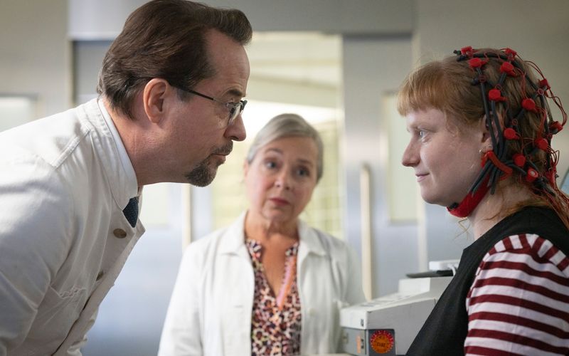 Lucy Osthofen (Luise von Stein, rechts) stellte Rechtsmediziner Professor Karl-Friedrich Boerne (Jan Josef Liefers) und seine Assistentin Silke Haller (ChrisTine Urspruch) im "Tatort: Fiderallala" vor ein Rätsel.
