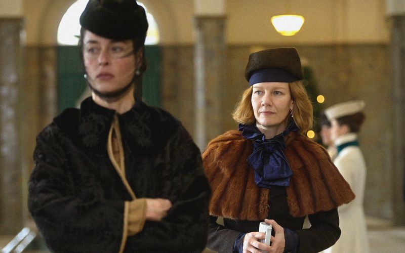 Sie ist eine der beliebtesten historischen Figuren der deutschen Filmlandschaft: Etliche Male wurde das Leben und Lieben von Kaiserin Elisabeth bereits verfilmt. Auf ARTE feiert am Freitag, 7. März, 20.15 Uhr die schwarze Komödie "Sisi & Ich" Free-TV-Premiere, in der Susanne Wolff (links) in die Rolle schlüpft. Wer alles sonst schon die Kaiserin verkörpert hat, verrät die Galerie.