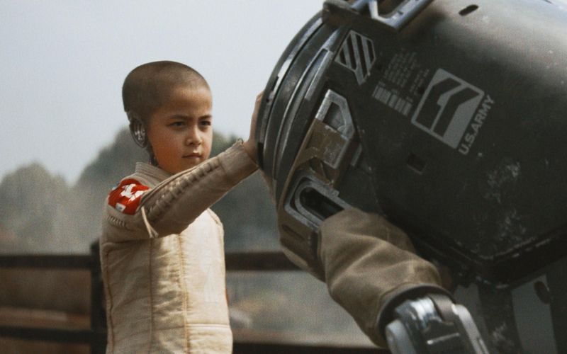 In "The Creator" kreiert Produzent, Autor und Regisseur Gareth Edwards eine detailreiche Zukunftsvision, in der Künstliche Intelligenz nicht mehr aus dem Alltag wegzudenken ist. Im Bild: Madeleine Yuna Voyles als Alpha-O.