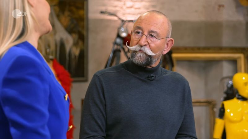 Horst Lichter betrachtete das Kalenderfoto, das die Gäste zu "Bares für Rares" mitgebracht hatten.