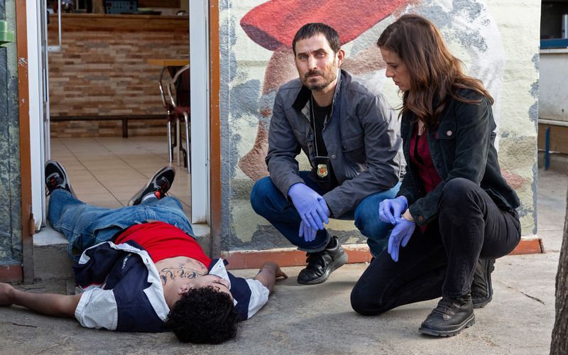 Die Ermittler Fina (Anne Schäfer) und Xavi (Clemens Schick, Mitte) werden in das Problemviertel El Carmel gerufen. Der 20-jährige Benicio (Francis Frayo Ayozieuwa) wurde ermordet. Er war bis vor Kurzem Mitglied der Gang Perros, wechselte dann aber die Seiten zur Bürgerwehr Vigilantes. Sein Todesurteil?