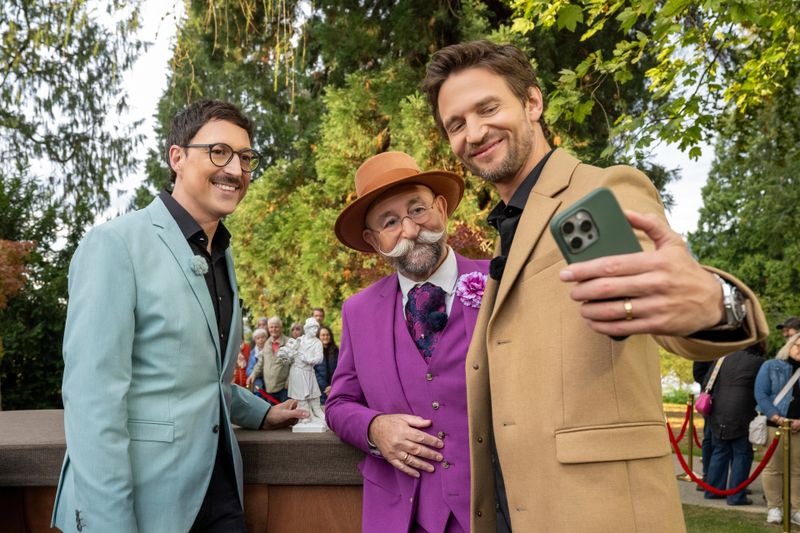 Adeliger Besuch auf der frühlingshaften Drachenburg (von links): Colmar Schulte-Goltz und Horst Lichter begrüßen den Schauspieler August Wittgenstein.