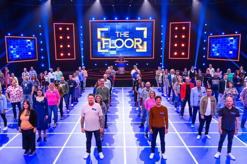 Auf Warteposition: 100 Kandidatinnen und Kandidaten hoffen darauf, am Schluss 100.000 Euro zu gewinnen.