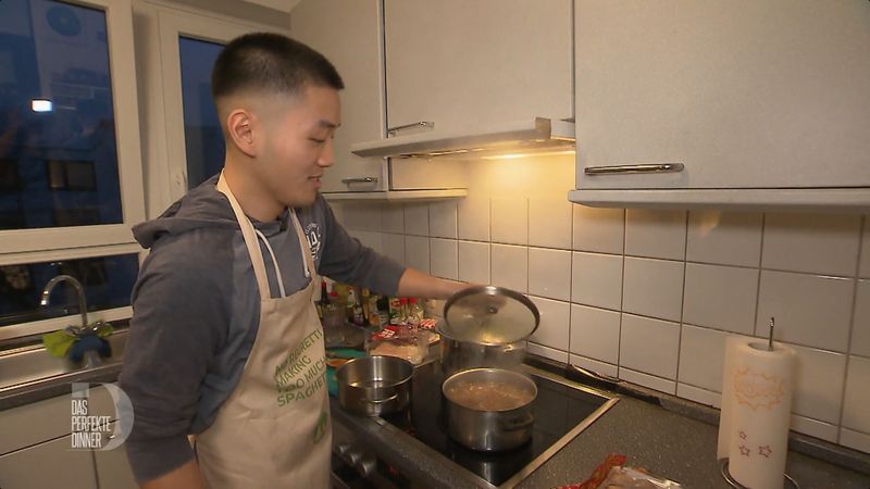 Seit Stunden köchelt die Brühe auf dem Ofen, damit die Pho besonders aromatisch schmeckt. So Philips Plan.
