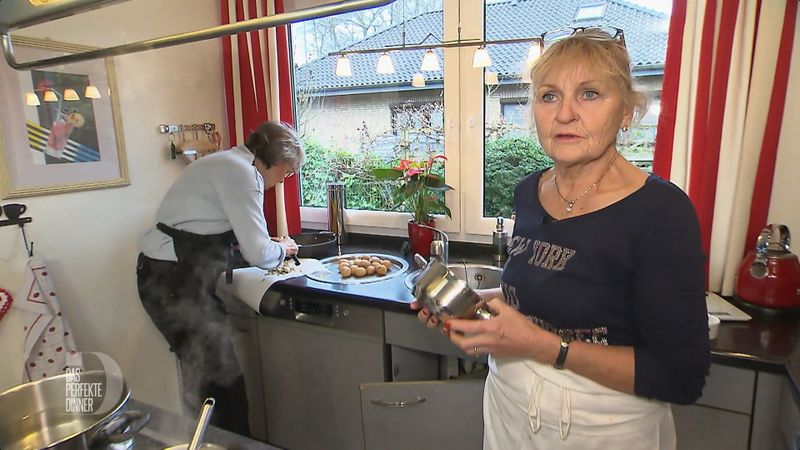 Marita und Charlotte sind in der Küche ein eingespieltes Team, denn sie kochen einmal die Woche zusammen.
