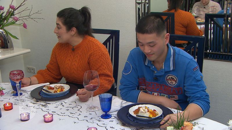 Zeynep und Philip sind gespannt, wie die Tomate ins Dessert passt.
