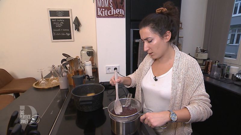 Elena kocht gerne experimentell und serviert heute alles etwas anders als die Gäste erwarten.
