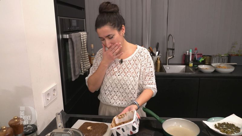 Ein Experiment geht leider in die Hose: Die Knoblauch-Panna-cotta ist nicht so fest wie erhofft.
