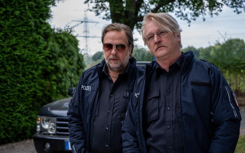 Die Polizisten-Brüder Jürgen Benz (Steffen Münster, links) und Rolf Benz (Detlev Buck) haben ein Geheimnis. 