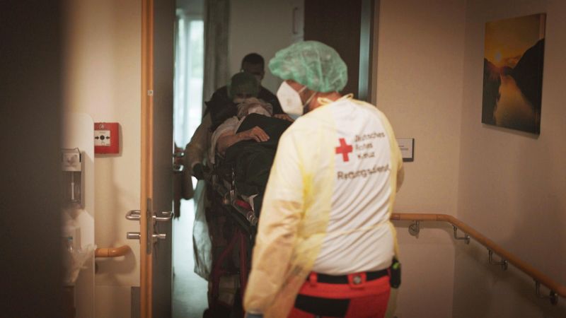 Frau Loch, der Liebling der Azubis, muss leider ins Krankenhaus.