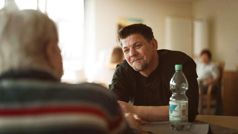 Tim Mälzer kann es nicht mit ansehen, dass Frau Westhoff von den anderen links liegengelassen wird.