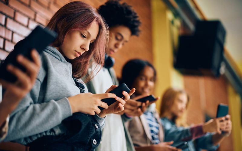 Die allermeisten Kinder zwischen zehn und 16 Jahren sind aktuell Mitglied in einem Klassenchat.