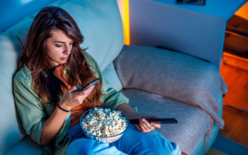 Ein Bildschirm alleine reicht oft nicht mehr. Beim Fernsehen wird zunehmend mit dem Handy gesurft.