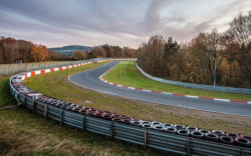 "Nürburgring: 100 Jahre grüne Hölle" blickt höchst kurvenreich auf die Geschichte der vielleicht legendärsten Rennstrecke der Welt.