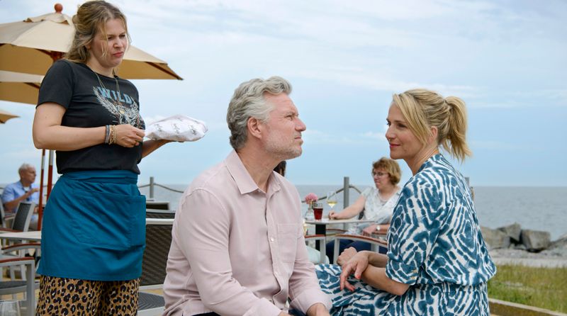 Franziska Jäger (Tina Amon Amonsen, links) und Peer Kaminski (Dirk Borchardt) sind traurig, weil Nora Kaminski (Tanja Wedhorn) nicht früher von ihrer Verlobung erzählt hat. 