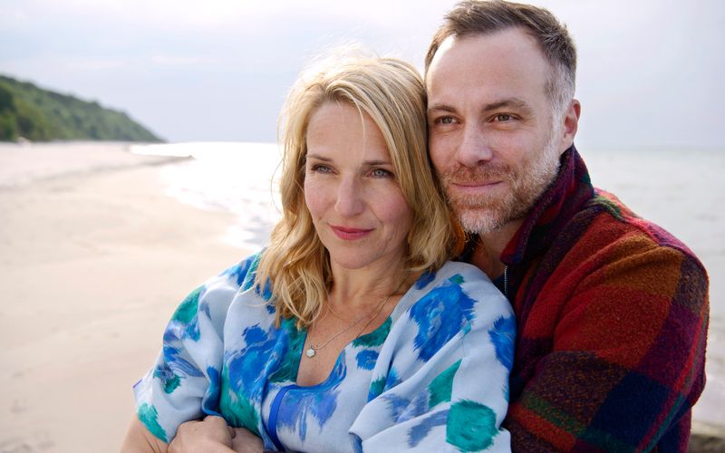 Max Jensen (Bernhard Piesk) macht Nora Kaminski (Tanja Wedhorn) endlich einen Heiratsantrag, doch die geplante Überraschung geht gründlich schief ... 