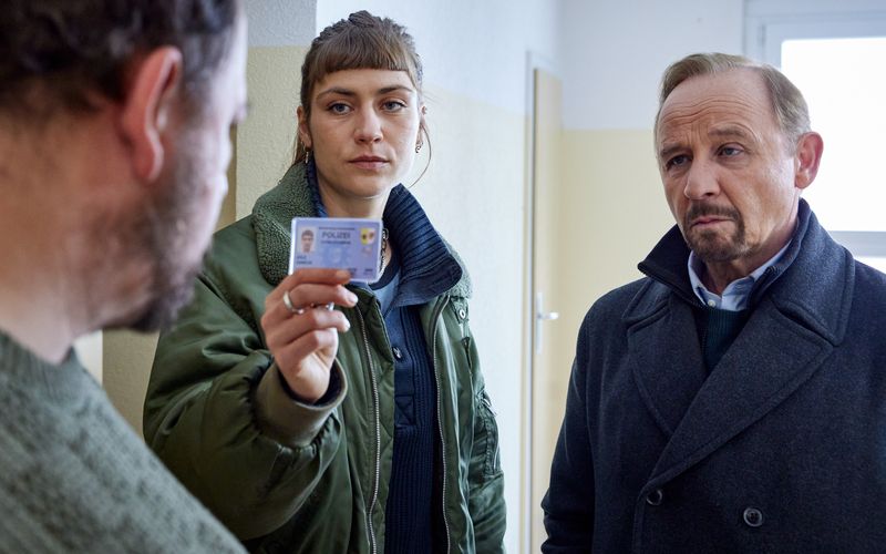 Kommissar Karl Hidde (Alexander Held, rechts) staunt nicht schlecht, als er und Kollegin Jule Zabek (Sophie Pfennigstorf) den Hausmeister des Ferienhauses befragen wollen: Es ist Andy Block (Andreas Anke), ein ehemaliger Sportstar der DDR.