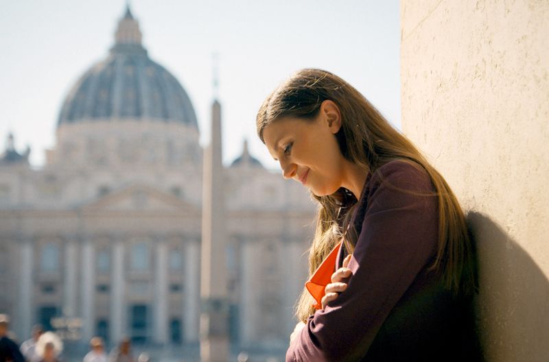 Die Schweizer Theologin und Journalistin Jacqueline Straub ist in den Vatikan gereist, um dort einige Kardinäle zu interviewen. Regelmäßig bittet sie in Briefen um Gespräche mit dem Papst.