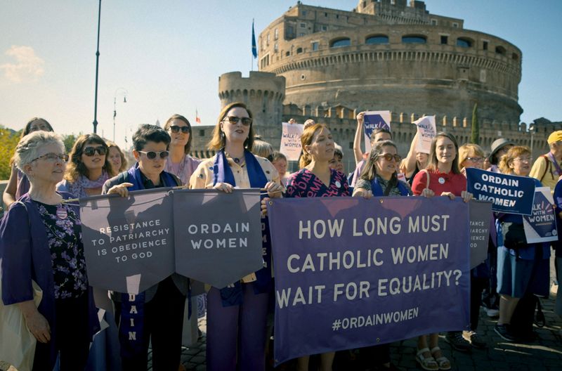 Die Organisation "Ordain Women" demonstriert im Vatikan: Mutige Christinnen fordern das Recht, ihre Berufung als Priesterin zu erhalten. 