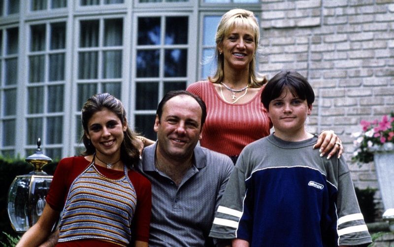 Sie sehen ganz harmlos aus. Doch hinter der familiären Fassade der "Sopranos" verbirgt sich ein Mafia-Clan, der zwischen 1999 und 2007 insgesamt 86 Episoden lang über Leichen ging. Was wurde aus den Darstellern des HBO-Klassikers, der vor genau 25 Jahren, am 12. März 2000, in Deutschland erstmals auf Sendung ging?