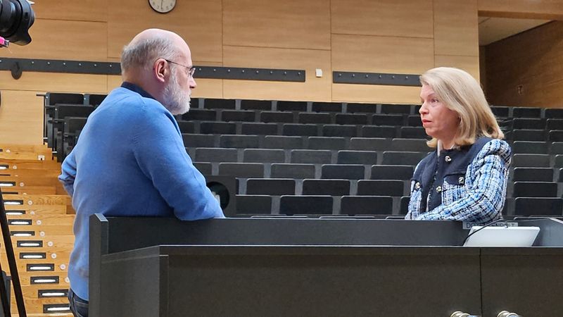 Harald Lesch trifft am Universitätsklinikum Magdeburg die Professorin Ute Seeland, deren Forschungsgebiet die geschlechtersensible Medizin ist. Bis heute werden bei der Diagnostik und der Therapie fast keine geschlechtsspezifischen Unterschiede gemacht - häufig ein fataler Fehler. 