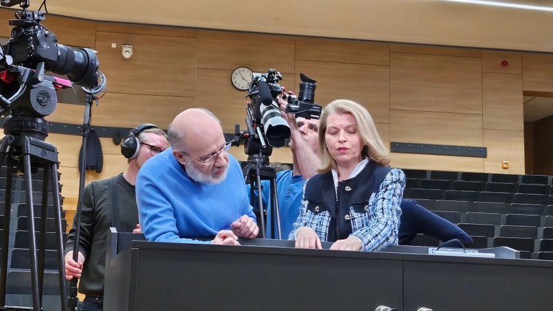 Die Professorin Ute Seeland hat einen neuen Fragenkatalog für Patientinnen und Patienten entwickelt. Harald Lesch ist überrascht, was man hier alles beantworten soll. Denn nicht nur das Geschlecht, sondern auch soziale und kulturelle Einflüsse können eine entscheidende Rolle bei Krankheiten und deren Behandlung spielen.