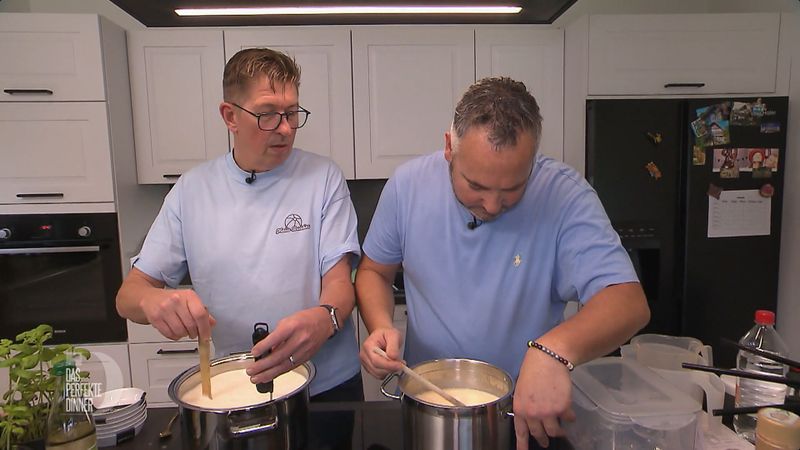 Während Micha im Burrata-Topf rührt, hadert Nico mit dem selbstgemachten Tofu. Sollte der nicht fest werden?
