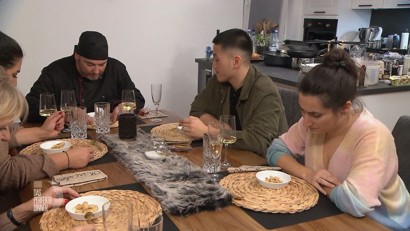 Vier kleine, braune Apfelstücke aus dem Ofen: Das Dessert wirft Fragen auf.
