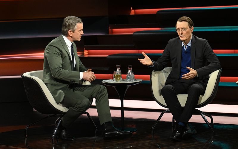 Markus Lanz (links) war irritiert davon, dass Karl Lauterbach (rechts) Friedrich Merz verteidigte.