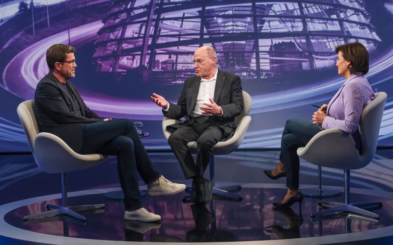 Am Dienstagabend sprach Sandra Maischberger unter anderem mit Karl-Theodor zu Guttenberg (links) und Gregor Gysi.