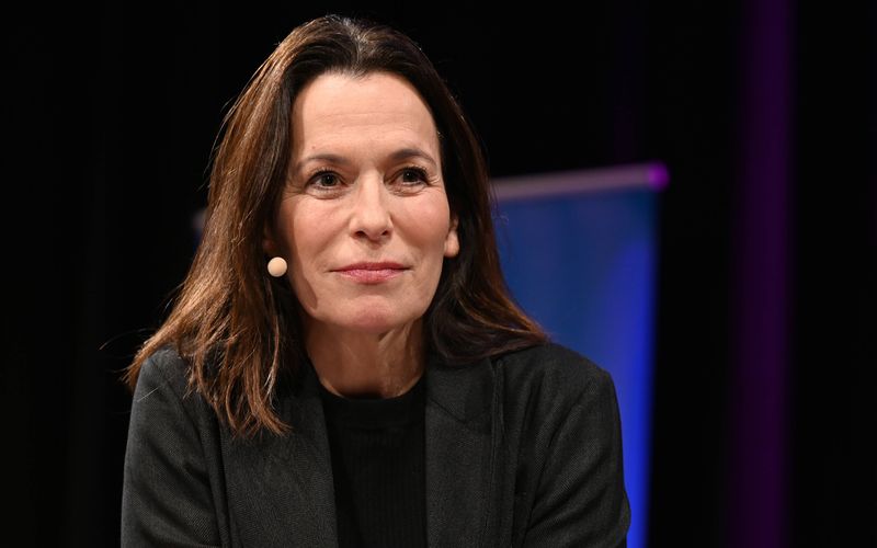 Anne Will, hier auf der Lit.Cologne, legt ihre erste ARD-Dokumentation vor. Darin beschäftigt sie sich mit dem Thema Krieg und Frieden, das in Deutschland jahrzehntelang nicht mehr so präsent war wie aktuell.