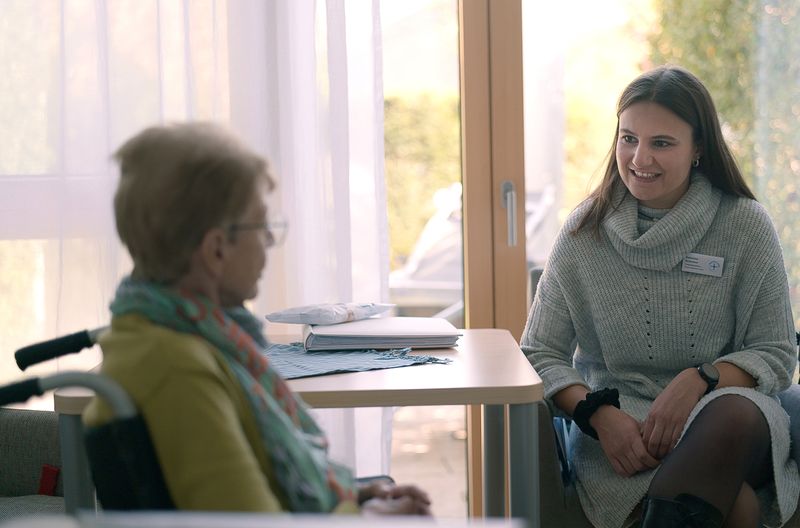 Die Psychologiestudentin Katharina (rechts) arbeitet im Hospiz Bethesda in Landau ehrenamtlich als Sterbebegleiterin.