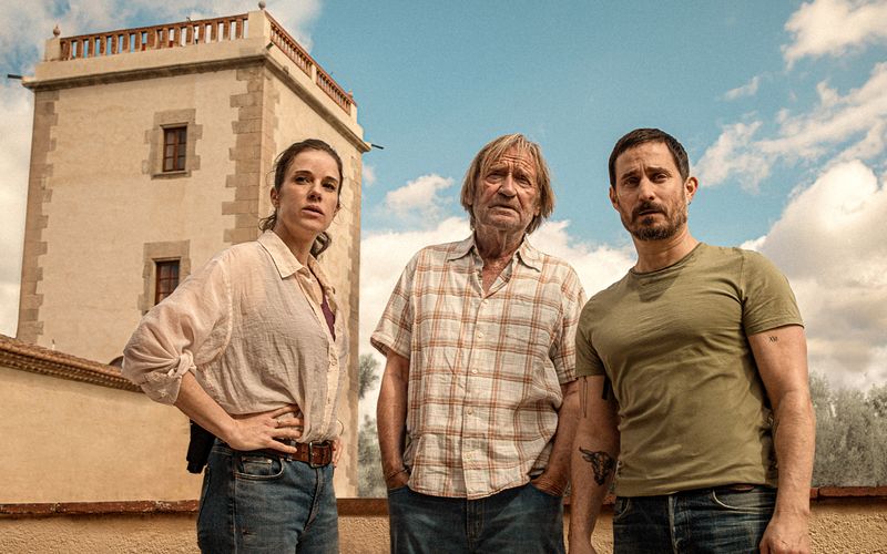Xavi Bonet (Clemens Schick, rechts) und seine Kollegin Fina Valent (Anne Schäfer) erfahren von dem Olivenbauer Miguel Garcia (Matthias Habich) interessante Neuigkeiten, die sie in ihren Mordermittlungen weiterbringen könnten.