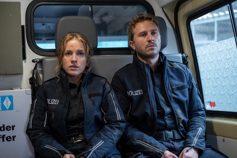 Maja Stein (Paula Kalenberg) und Klaus Hansen (Max Hubacher) müssen gezwungenermaßen weiter zusammenarbeiten.