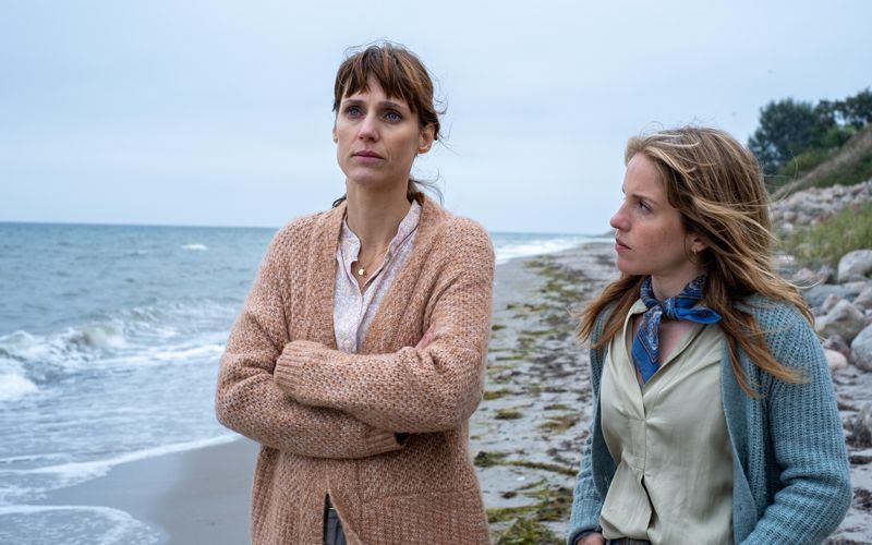Maja Stein (Paula Kalenberg, rechts) befragt Heike Winter (Sophie Lutz) nach dem Tod ihres Mannes. 