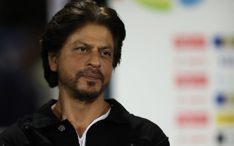 Kaum ein anderer Bollywood-Schauspieler ist bekannter als Shah Rukh Khan. Er bewies sich in vielen Rollen und wurde bereits 13 Mal mit dem Filmfare Award ausgezeichnet, dem indischen Oscar. Neben der Schauspielerei ist er auch als  Moderator tätig und besitzt mehrere Produktionsfirmen und ein Cricketteam. Anders als sein Namensvetter Aamir Khan ließ er durchaus Wachsfiguren von sich bei Madame Tussauds anfertigen - eine in London, eine in Kalkutta.