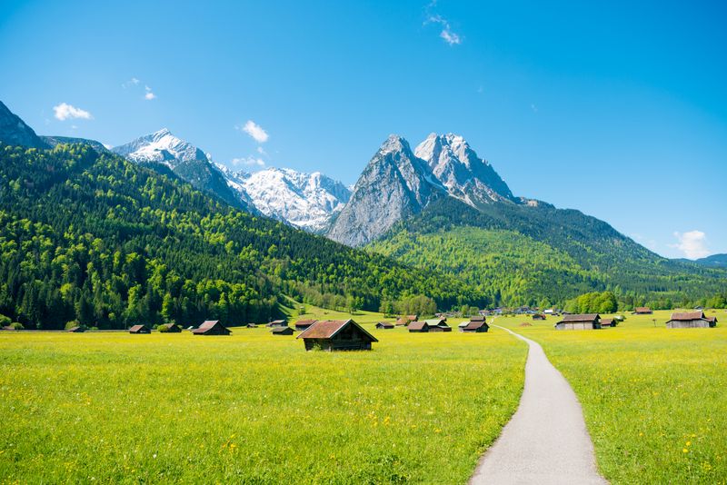 Die Berglandschaft rund um Garmisch-Partenkirchen ist Bilderbuch Bayern pur.