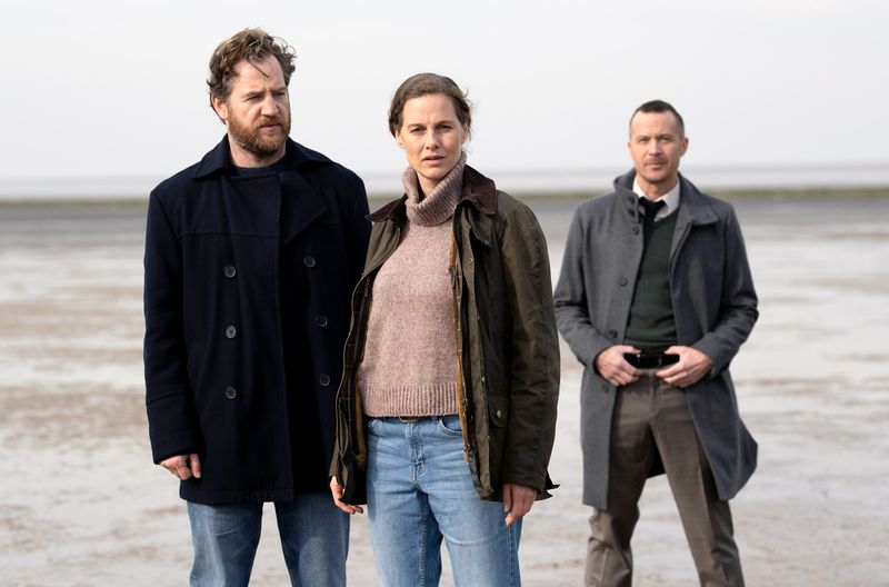 Hauptkommissarin Ann Kathrin Klaasen (Picco von Groote) und ihre Kollegen Frank Weller (neu dabei: Tom Radisch, links) und Rupert (Barnaby Metschurat) werden nach dem Mord an dem jungen Cosmo nach Langeoog gerufen.