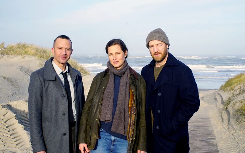 Nach dem Ausstieg von Schauspieler Christian Erdmann übernimmt Tom Radisch (rechts) ab sofort die Rolle des Kommissars Frank Weller, gleichzeitig Ehemann von Hauptkommissarin Ann Kathrin Klaasen (Picco von Groote). Auch diesmal ermitteln sie gemeinsam mit ihrem Kollegen Rupert (Barnaby Metschurat) in einem Mordfall. 