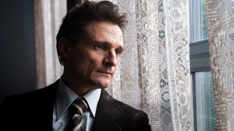 Der Showmaster Hans Rosenthal (Florian Lukas) in einem nachdenklichen Moment. Das Biopic "Rosenthal" zum 100. Geburtstag des legendären Showmasters thematisiert einen Konflikt des Holocaust-Überlebenden zwischen einer Jubiläumssendung und dem Gedenken an die Reichsprogromnacht am 9. November 1978. 